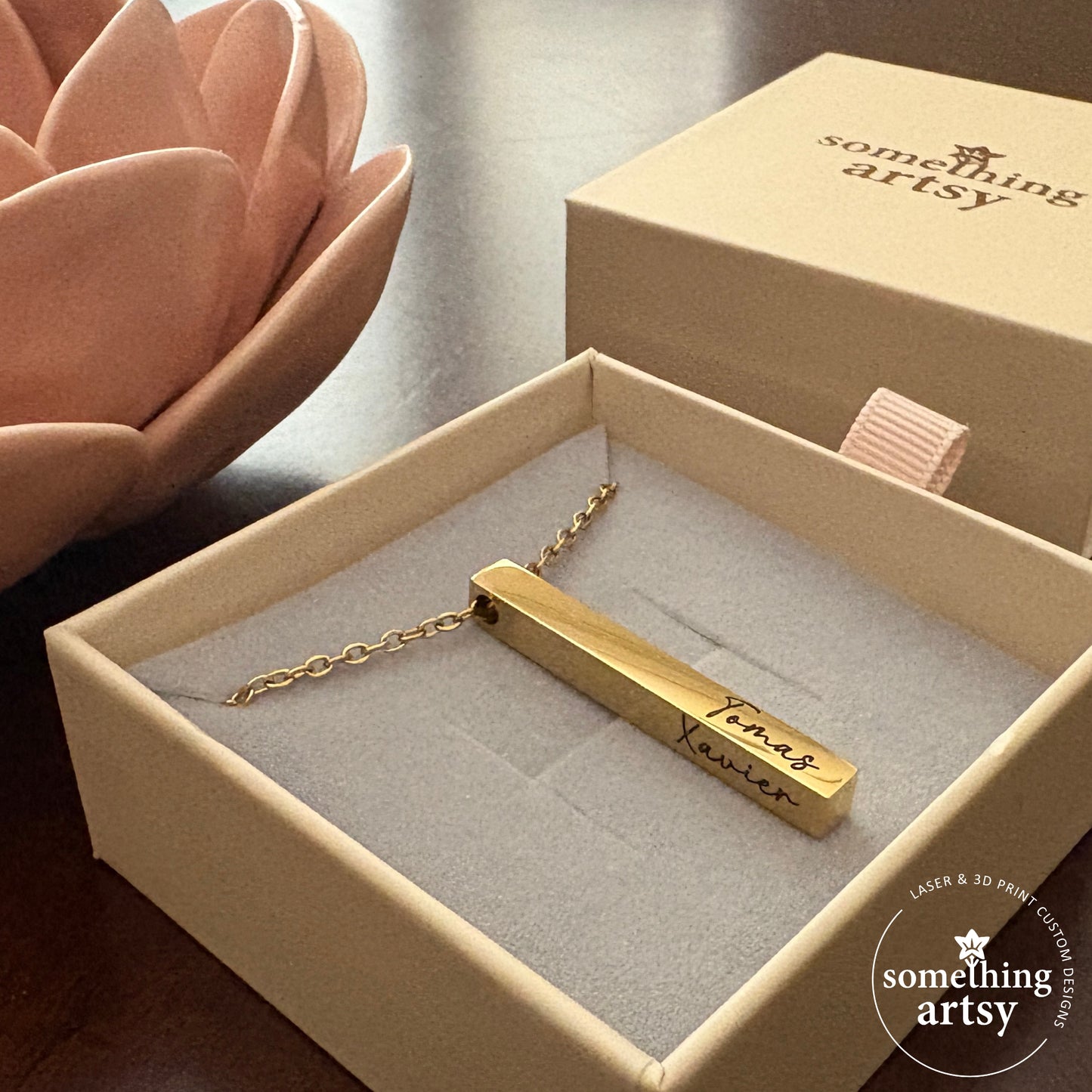 Gold necklace bar with engraved name in both sides, in a 'something artsy' box