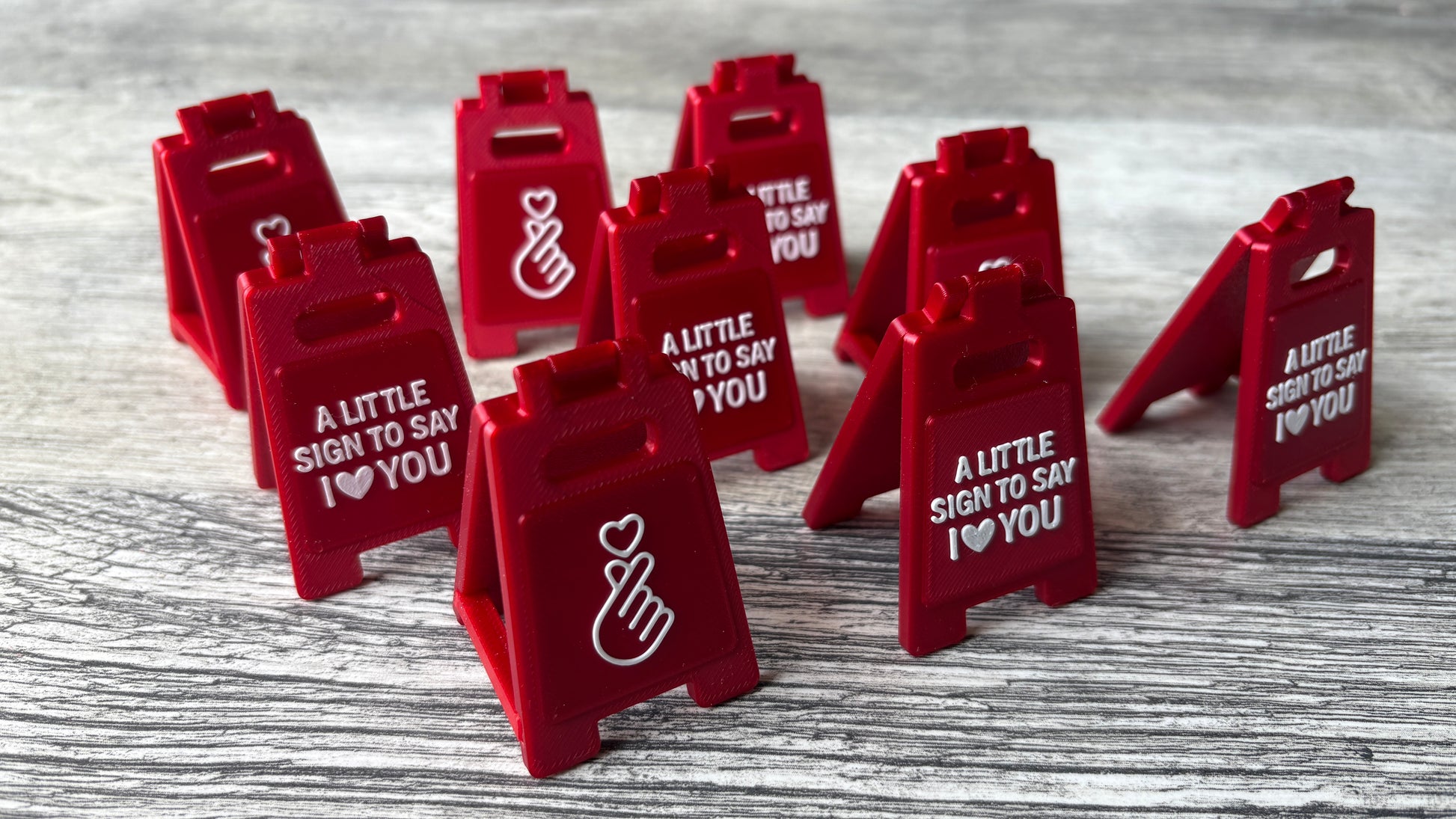 3D-printed mini sign with 'I love you' message & heart gesture with a removable support bar for easy storage