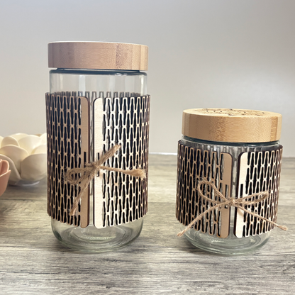Back view of the 24oz and 16oz glass jars with the wooden sleeve and a small jute ribbon closing the sleeve.