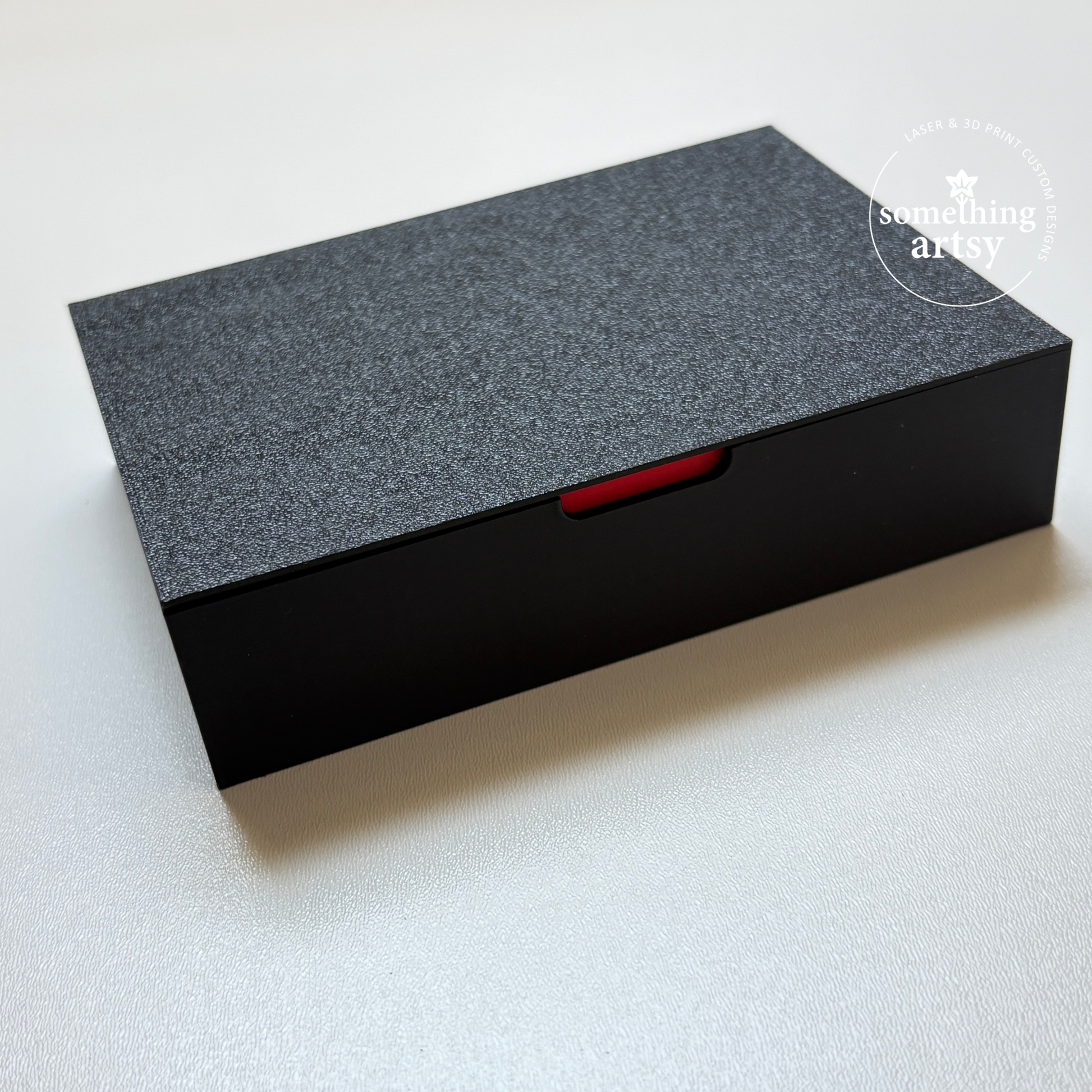 Bento box-style case with lid in black color